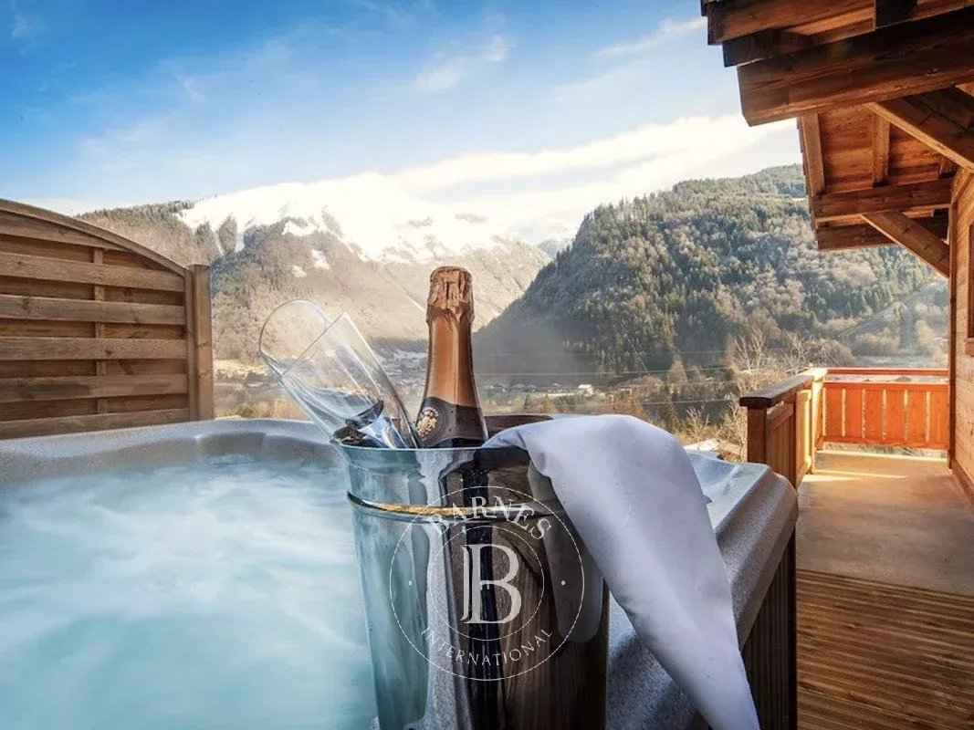 E9acd8e8c360afb80423a62daeb0c0b4 f8e0cacf14 1067 original - Attribut alt par défaut.