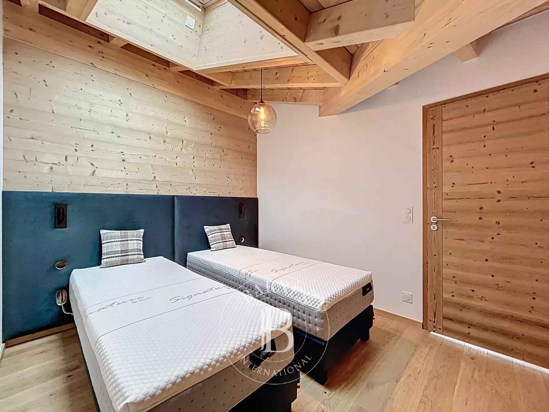 92ee2e28de875cc2cda6e93e3e09a783 cba9382b04 1920 original - Attribut alt par défaut.