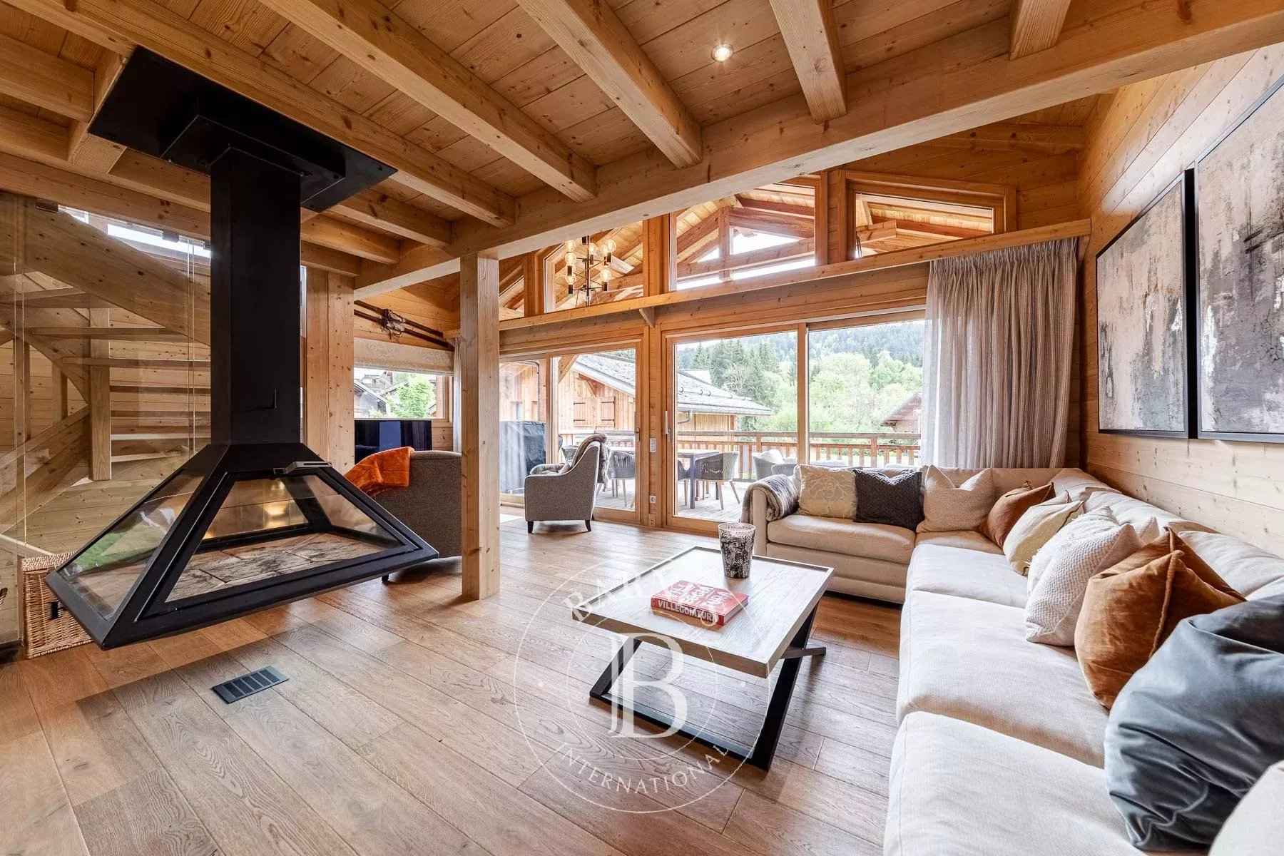 Defc811a6aa741864840b386bdec9026 dd16287c21 1800 original - Attribut alt par défaut.