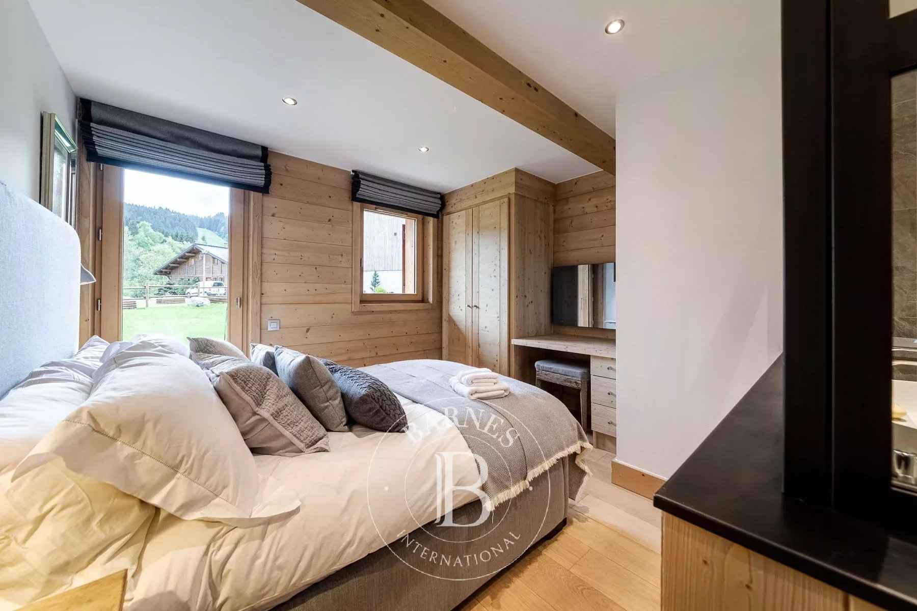 0c06fd1498316f40ad37b6fcecc75ad2 34aa3cc2ae 1800 original - Attribut alt par défaut.