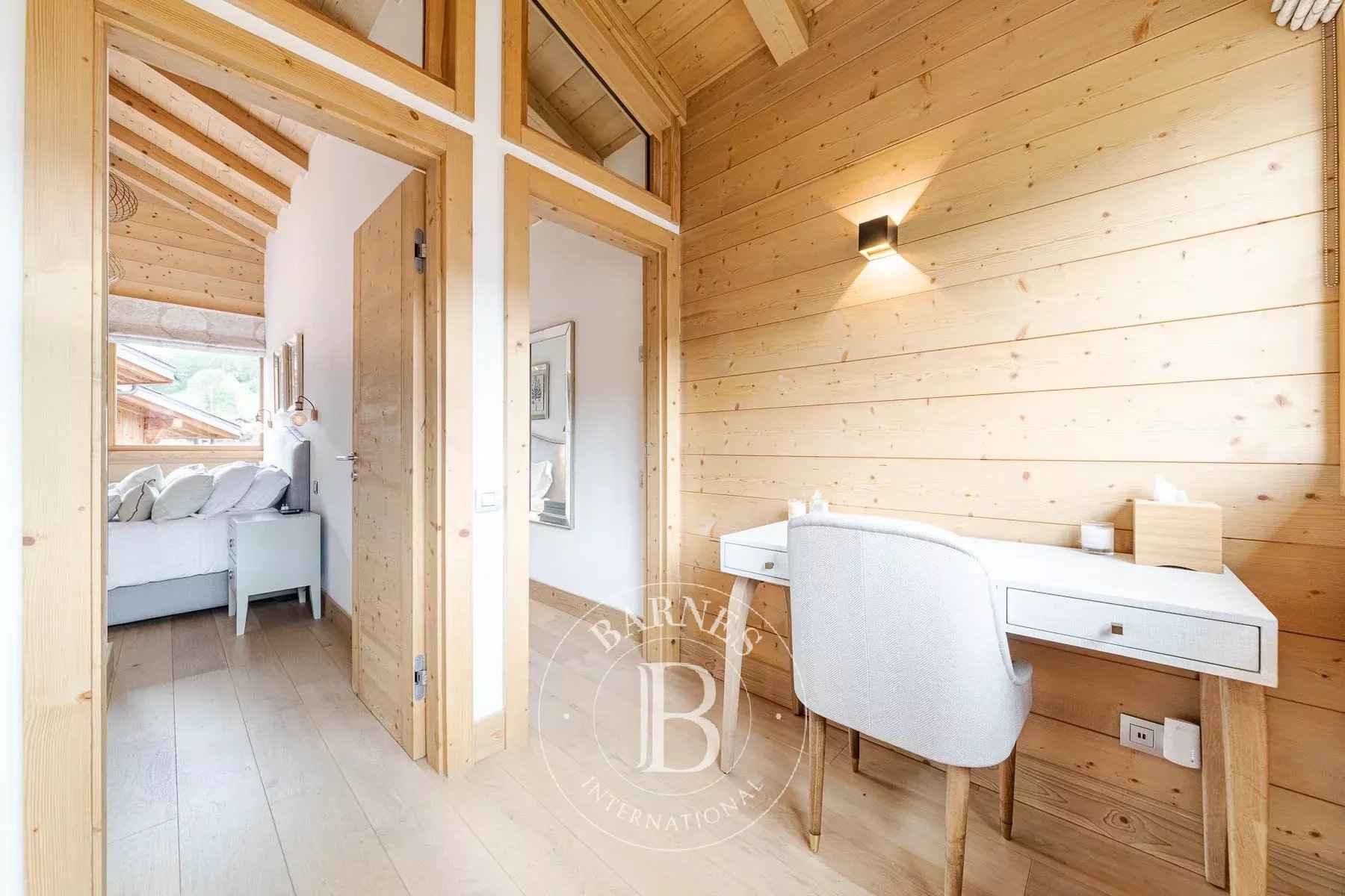 45b8f1ce797a8077a01479769d5b7f31 a230a1c544 1800 original - Attribut alt par défaut.