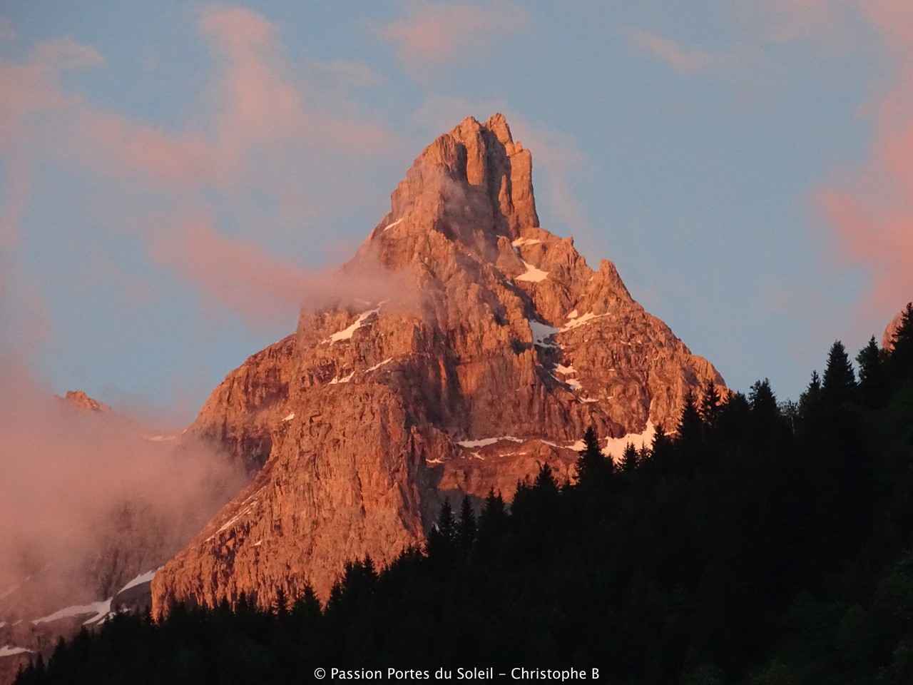 Coucher de soleil sur les Dents du Midi, dans le domaine skiable des Portes du Soleil